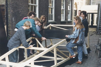 F016529 Bezoek van de koninklijke familie incl. Koningin Beatrix tijdens koninginnedag op 30 april 1988 aan Kampen.