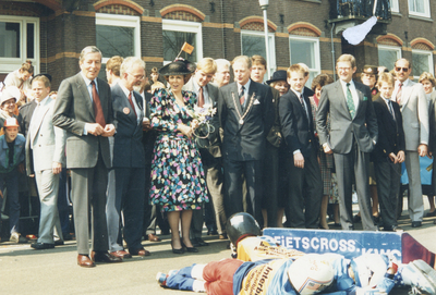 F016548 Bezoek van de koninklijke familie incl. Koningin Beatrix tijdens koninginnedag op 30 april 1988 aan Kampen.