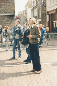 F016556 Bezoek van de koninklijke familie incl. Koningin Beatrix tijdens koninginnedag op 30 april 1988 aan Kampen.