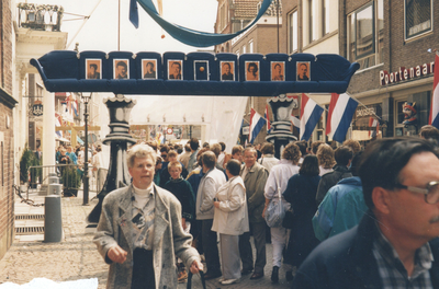 F016557 Bezoek van de koninklijke familie incl. Koningin Beatrix tijdens koninginnedag op 30 april 1988 aan Kampen.
