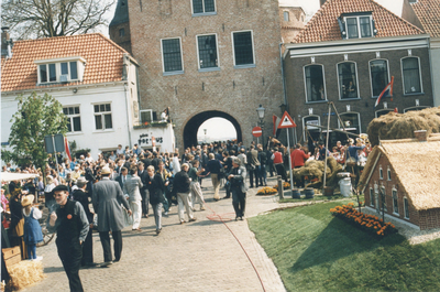 F016558 Bezoek van de koninklijke familie incl. Koningin Beatrix tijdens koninginnedag op 30 april 1988 aan Kampen.