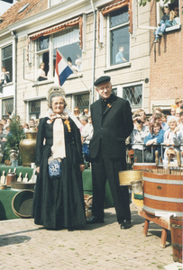 F016559 Bezoek van de koninklijke familie incl. Koningin Beatrix tijdens koninginnedag op 30 april 1988 aan Kampen.
