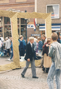 F016561 Bezoek van de koninklijke familie incl. Koningin Beatrix tijdens koninginnedag op 30 april 1988 aan Kampen.