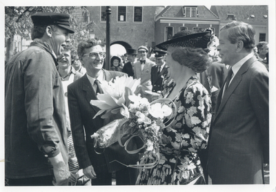 F016564 Bezoek van de koninklijke familie incl. Koningin Beatrix tijdens koninginnedag op 30 april 1988 aan Kampen.