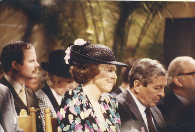 F016567 Bezoek van de koninklijke familie incl. Koningin Beatrix tijdens koninginnedag op 30 april 1988 aan Kampen.