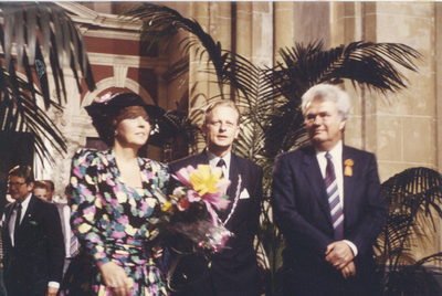 F016568 Bezoek van de koninklijke familie incl. Koningin Beatrix tijdens koninginnedag op 30 april 1988 aan Kampen.