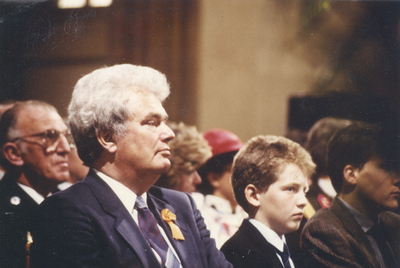 F016569 Bezoek van de koninklijke familie incl. Koningin Beatrix tijdens koninginnedag op 30 april 1988 aan Kampen.
