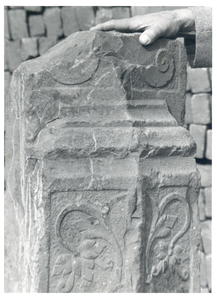 F016573 voor en achterkant van een rijk versierde steen met op de achterkant de intitialen ZK.