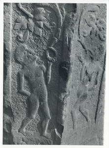 F016576 voor en achterkant van een rijk versierde steen met op de achterkant de intitialen ZK.
