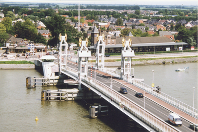 F016642 De Stadsbrug van Kampen gezien vanaf de Nieuwe Toren.
