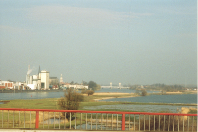 F016654 Zicht vanaf de Molenbrug bij Kampen.