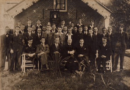  Groepsfoto van de Christelijke Jongelingen Vereniging Obadja te Vianen (opgericht 1891)