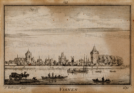  Gezicht over de Lek, met enkele vaartuigen waaronder een varende veerpont, op de stad Vianen met rechts de toren van ...