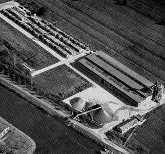  Luchtfoto van de betonmortelcentrale te Vianen