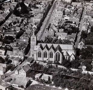  Luchtfoto vanuit het zuiden op de Grote Kerk en de Voorstraat te Vianen