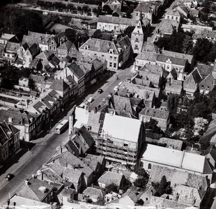  Luchtfoto vanuit het zuiden op het in restauratie zijnde stadhuis en de Voorstraat te Vianen