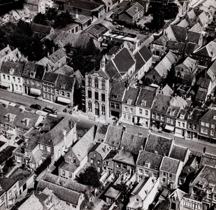  Luchtfoto vanuit het westen op het in restauratie zijnde stadhuis en de Voorstraat te Vianen