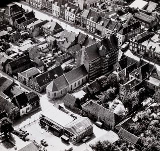  Luchtfoto vanuit het oosten op het in restauratie zijnde stadhuis en de Voorstraat te Vianen