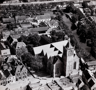  Luchtfoto vanuit westen op de Grote Kerk en omgeving te Vianen