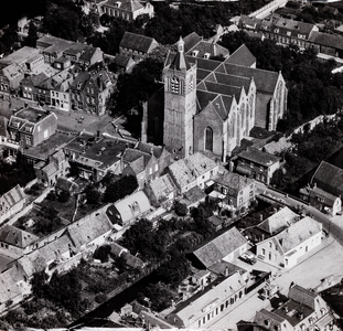  Luchtfoto vanuit het zuidwesten op de Grote Kerk en omgeving te Vianen
