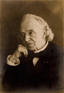  Portretfoto van F.D.J. Moorrees (1832-1921), predikant te Vianen, in zijn 81ste-levensjaar