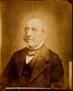  Portretfoto van een onbekende man met grijze bakkebaarden op leeftijd mogelijk uit Vianen