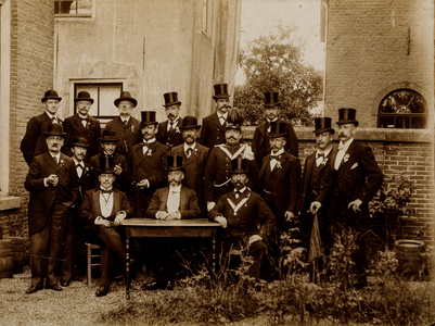  Groepsfoto van leden van de HerensociÃ«teit De Eendracht (opgericht 1875) te Vianen tijdens een ...