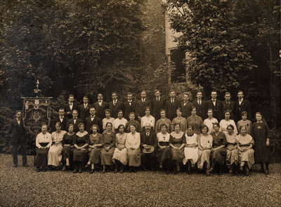  Groepsfoto van de Christelijke Gemengde Zangvereniging 'Hallelujah' (opgericht 23 december 1910) uit Vianen tijdens ...
