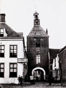  Gezicht vanuit de Voorstraat, met links hotel 't Hof van Brederode, op de Lekpoort te Vianen (reproductie)
