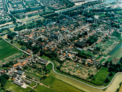  Luchtfoto vanuit het noorden op de binnenstad van Vianen