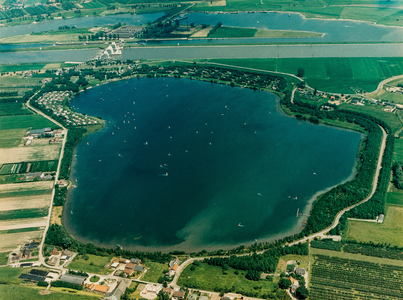  Luchtfoto van de waterplas en de stuw in de Lek bij Hagestein