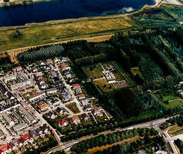  Luchtfoto van het omgrachte terrein van het verdwenen huis Amaliastein te Vianen