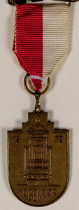  Medaille (met bijgehorend versiersel) met afbeelding van de waterpomp op het Hofplein te Vianen