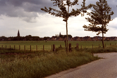 Kijk op Achterdijk Werkhoven vanaf pad langs het voetbalveld. Weiland werd 'Landje van Kemp' genoemd en is anno 2016 ...