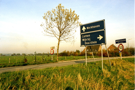 Zicht op Werkhoven vanaf de Achterdijk. Links de rooms-katholieke kerk en rechts de nederlandse-hervormde kerk