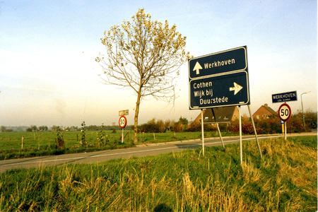  Zicht op Werkhoven vanaf de Achterdijk. Links de rooms-katholieke kerk en rechts de nederlandse-hervormde kerk