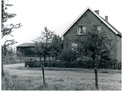 De boerderij met weiland ervoor