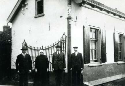 Familie Van Echtelt voor hun woonhuis aan de Ambachtstraat