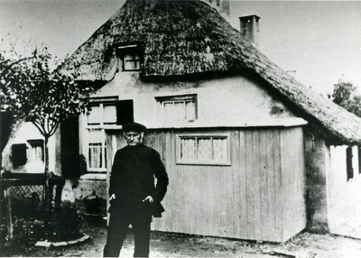  Opa Sterkenburg voor zijn boerderijtje aan de Ambachtstraat