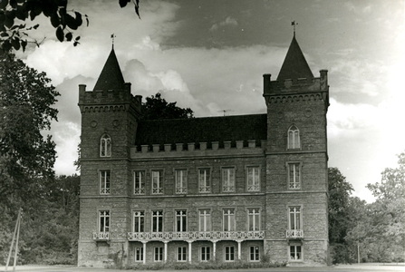  Kasteel Beverweert waar van 1958 tot 1971 een Quakerschool gevestigd was. Van 1971 tot 1997 werd het de Internationale ...