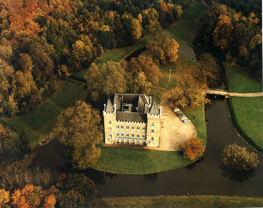  Luchtfoto in de hersft van kasteel Beverweert