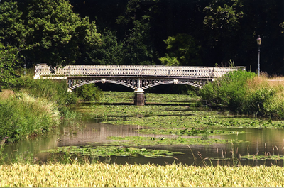  Gietijzeren brug over gracht kasteel Beverweert