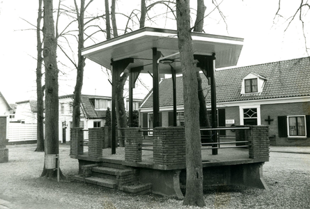  De 6-zijdige houten muziektent op een gemetselde fundering is in 1931 gebouwd naar ontwerp van J.A. van Leeuwen uit ...