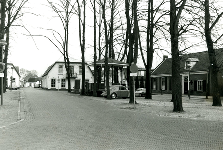  Brink Werkhoven, gezien vanaf de Herenstraat. In het midden de muziektent gebouwd in 1931 in opdracht van de ...