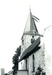  Toren en deel van de NH Sint Stevenskerk aan de Brink. Het is een 12de, begin 13de eeuwse tufstenen toren.