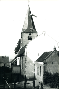  Toren en deel van de NH Sint Stevenskerk aan de Brink. Het is een 12de, begin 13de eeuwse tufstenen toren. De ...