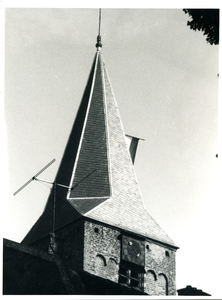  Toren van de NH Sint Stevenskerk aan de Brink. Het is een 12de, begin 13de eeuwse tufstenen toren.
