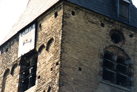  Detail metwijzerplaat van de klok van de toren van de NH Sint Stevens. Het is een 12de, begin 13de eeuwse tufstenen ...