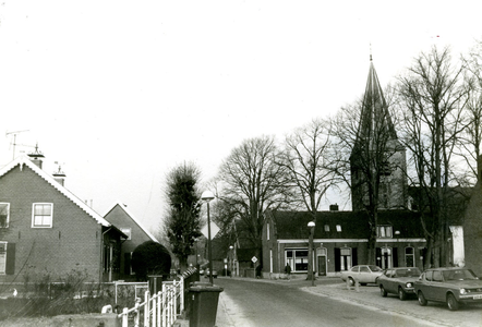  Zicht op de Brink vanaf de Herenstraat met de woningen Brink 1 - 3 en de NH Sint Stevenskerk op de achtergrond.