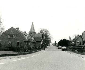  Herenstraat gezien vanaf het kruispunt met de Pelikaanweg (rechts) en Ds. Pollaan (links). Op de achtergrond de toren ...